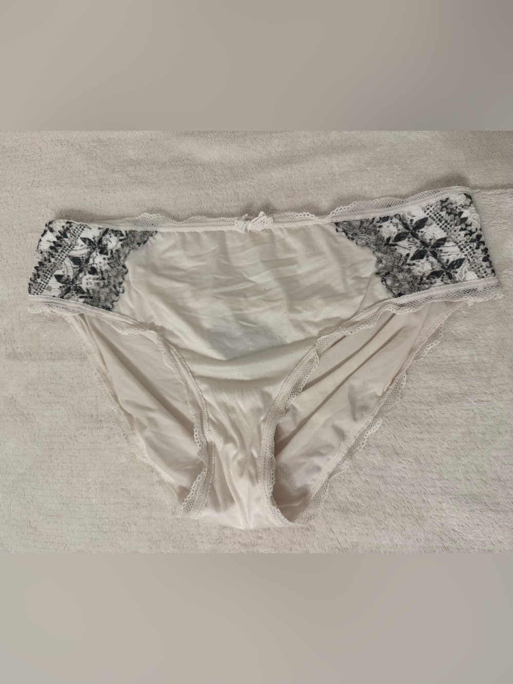 Victoria’s Secret White & Black Lace Trim Hip-hugger panties Sz Small Like New
